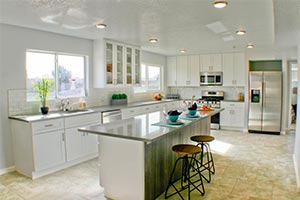 Smoke Quartz Kitchen with Solid Brand Shaker Cabinets